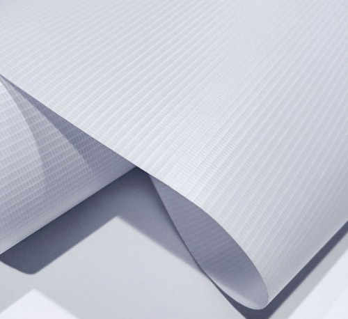 In che modo i banner retroilluminati rivestiti raggiungono sia la trasmissione della luce che la resistenza allo strappo per le tettoie delle tende?